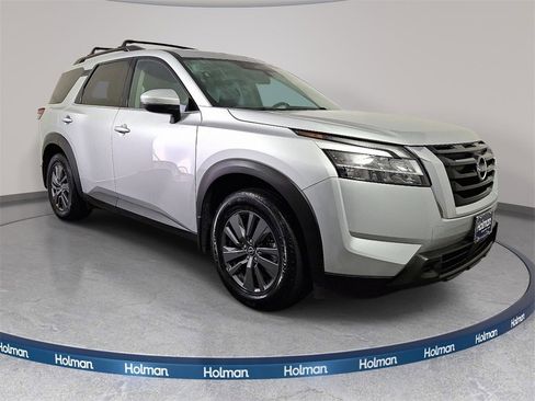 Used 2022 Nissan Pathfinder SV w/ SV Premium Package image 3