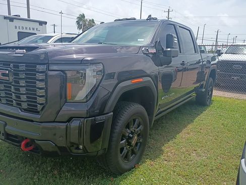Used 2025 GMC Sierra 2500 AT4 w/ AT4 Premium Plus Package AWD/4WD image 3