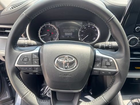 Used 2024 Toyota Highlander XLE AWD/4WD image 11