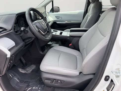 Used 2025 Toyota Sienna XLE AWD/4WD image 16