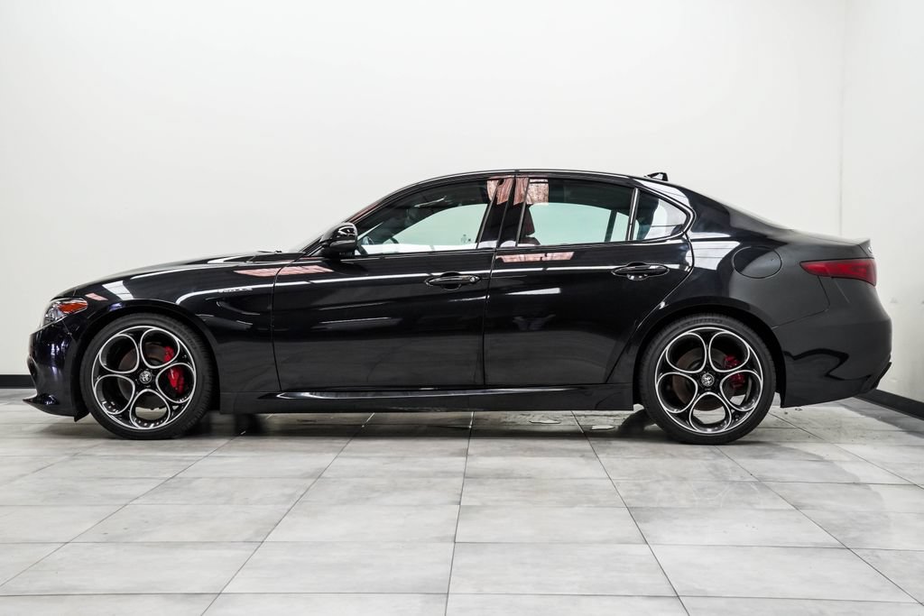 Used 2023 Alfa Romeo Giulia Veloce RWD image 10