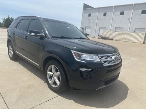 Used 2018 Ford Explorer XLT w/ Equipment Group 201A FWD image 3