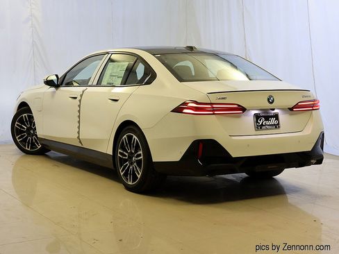 Used 2027 BMW 550e xDrive w/ Executive Package AWD/4WD image 9
