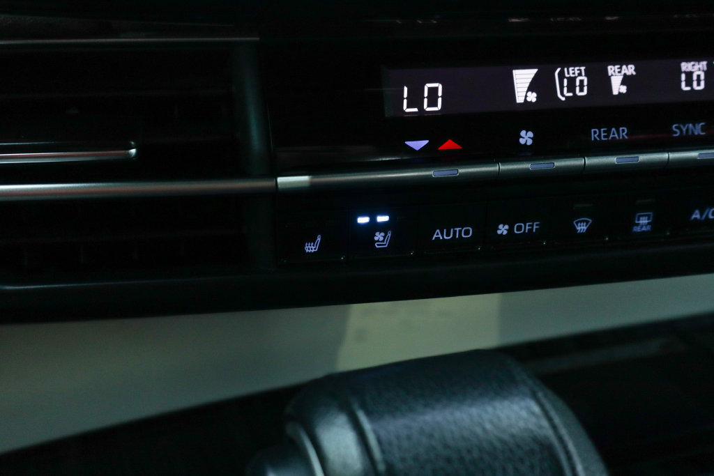 Used 2021 Toyota Sienna Platinum AWD/4WD image 39