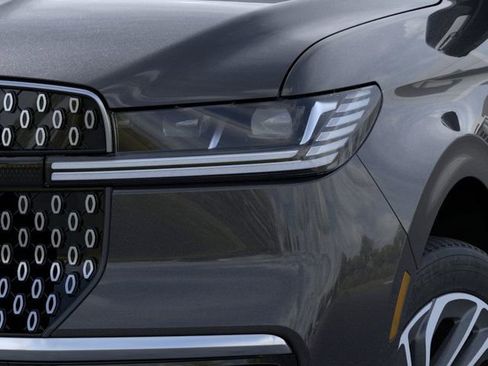 New 2025 Lincoln Navigator L Reserve AWD/4WD image 18