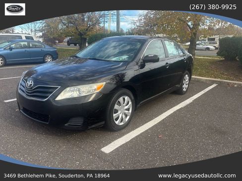 Used 2011 Toyota Camry LE image 1