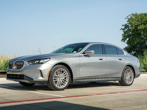 Certified 2024 BMW 530i w/ Convenience Package image 7