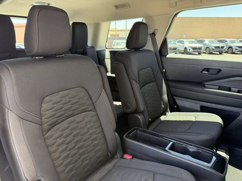 Used 2025 Nissan Pathfinder SV w/ SV Premium Package FWD image 40