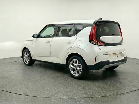 Used 2025 Kia Soul LX w/ LX Technology Package FWD image 6