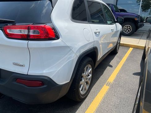Used 2017 Jeep Cherokee Latitude w/ Cold Weather Group FWD image 4