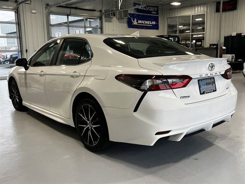Used 2024 Toyota Camry SE image 5
