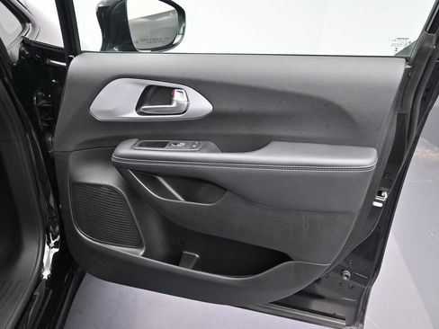 Used 2025 Chrysler Pacifica Limited FWD image 16