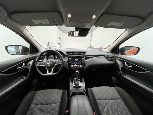Used 2020 Nissan Rogue Sport SV FWD image 3