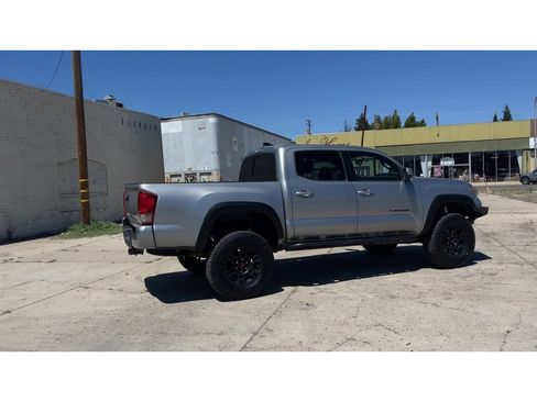 Used 2017 Toyota Tacoma TRD Off-Road AWD/4WD image 3