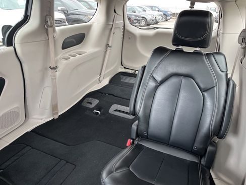 Used 2024 Chrysler Pacifica Touring-L image 17