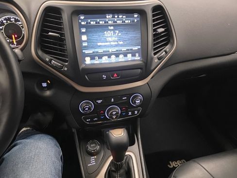 Used 2018 Jeep Cherokee Limited AWD/4WD image 18