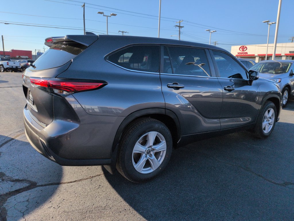 Used 2023 Toyota Highlander LE AWD/4WD image 5