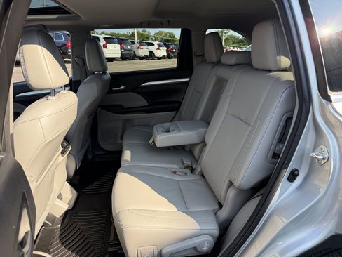 Used 2017 Toyota Highlander XLE AWD/4WD image 10