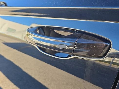 Used 2025 Volkswagen Taos SE w/ Panoramic Sunroof Package image 8