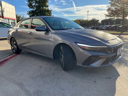 Used 2025 Hyundai Elantra Limited image 5