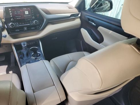 Used 2022 Toyota Highlander XLE FWD image 22