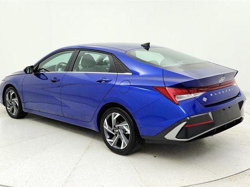 Used 2025 Hyundai Elantra SEL image 2