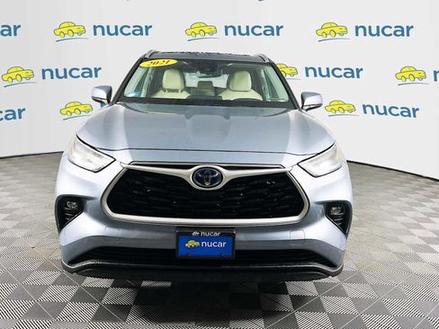 Used 2021 Toyota Highlander XLE image 2