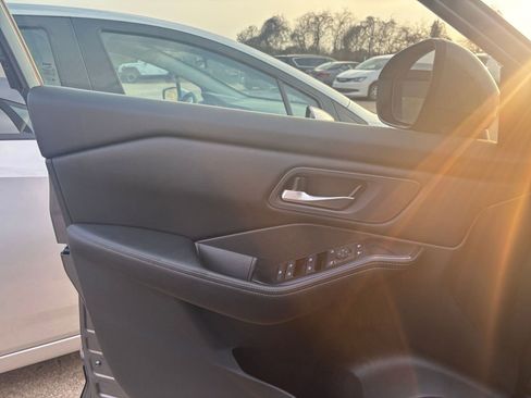 Used 2025 Nissan Rogue SV image 18