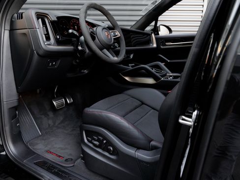 New 2025 Porsche Cayenne GTS image 4