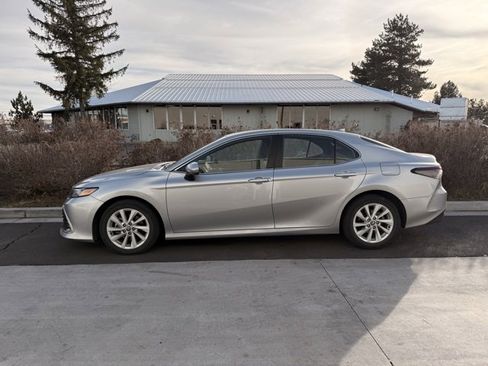 Used 2022 Toyota Camry LE image 3