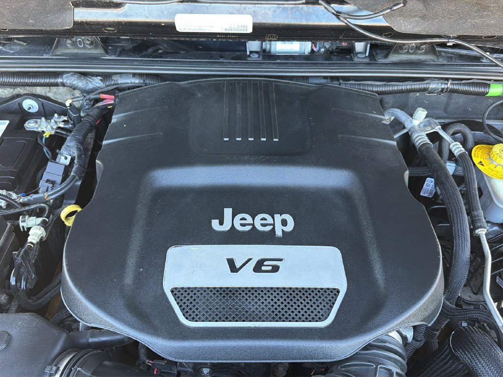 Used 2018 Jeep Wrangler Unlimited Sahara w/ Connectivity Group AWD/4WD image 33