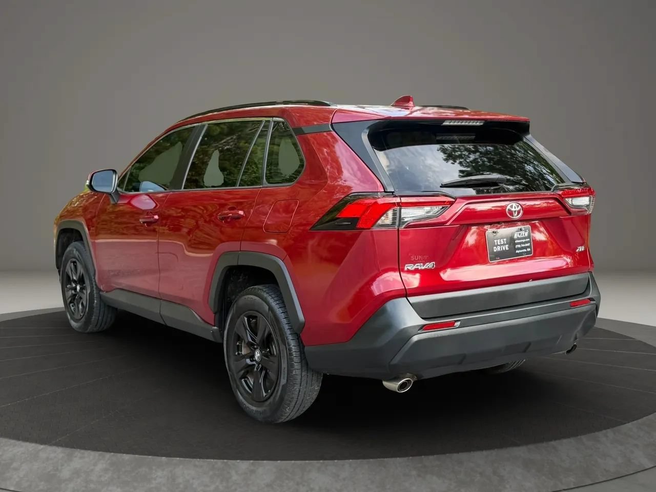 Used 2020 Toyota RAV4 XLE FWD image 4