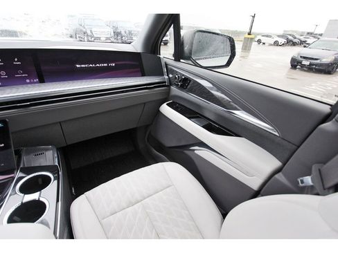 Used 2025 Cadillac Escalade IQ Sport 1 w/ Smart Trailering package image 10