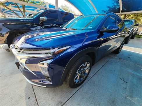 Used 2024 Chevrolet Trax LT w/ Driver Confidence Package FWD image 2