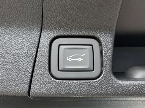 Used 2023 GMC Acadia SLT w/ Elevation Edition image 17