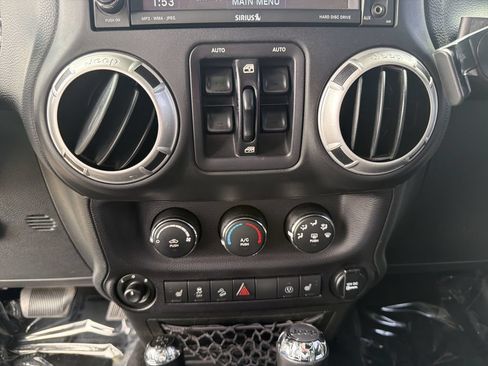 Used 2015 Jeep Wrangler Unlimited Rubicon AWD/4WD image 26