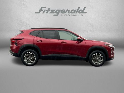 Used 2025 Chevrolet Trax LT FWD image 3