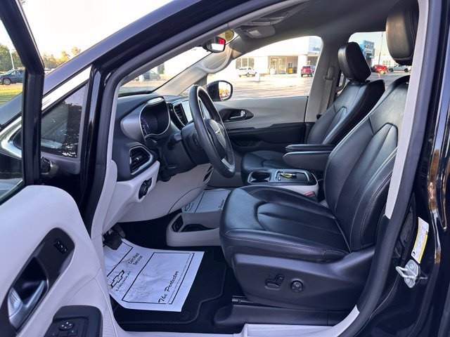 Used 2024 Chrysler Pacifica Touring-L FWD image 10