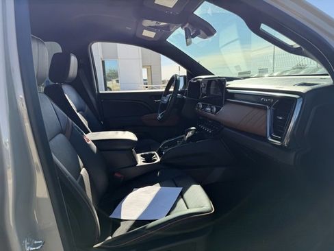 Used 2024 GMC Canyon AT4 w/ AT4 Premium Package image 9