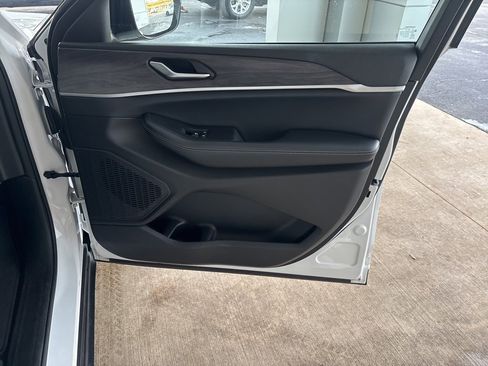 Used 2023 Jeep Grand Cherokee Limited image 28