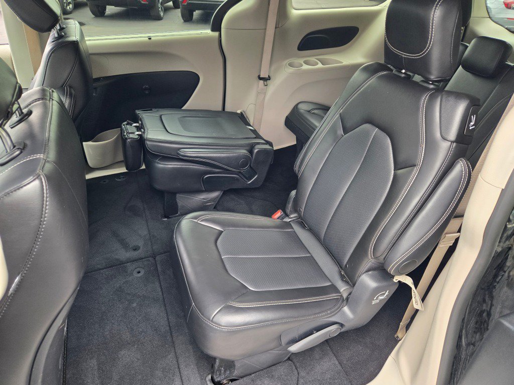 Used 2024 Chrysler Pacifica Touring-L FWD image 16