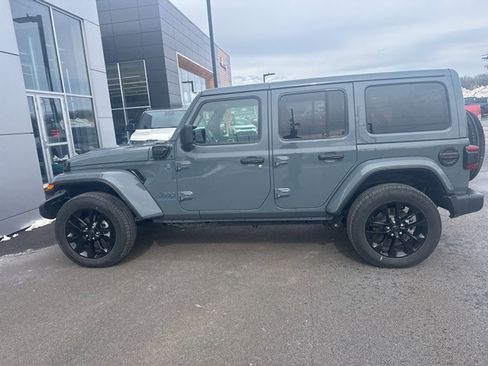 Used 2025 Jeep Wrangler Unlimited Sahara w/ Safety Group image 5