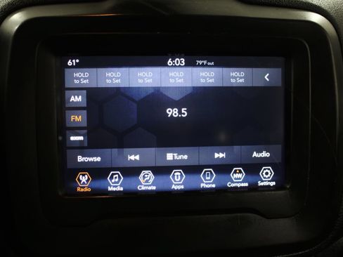 Used 2018 Jeep Renegade Latitude FWD image 28