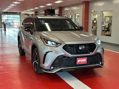 Used 2022 Toyota Highlander XSE AWD/4WD image 2