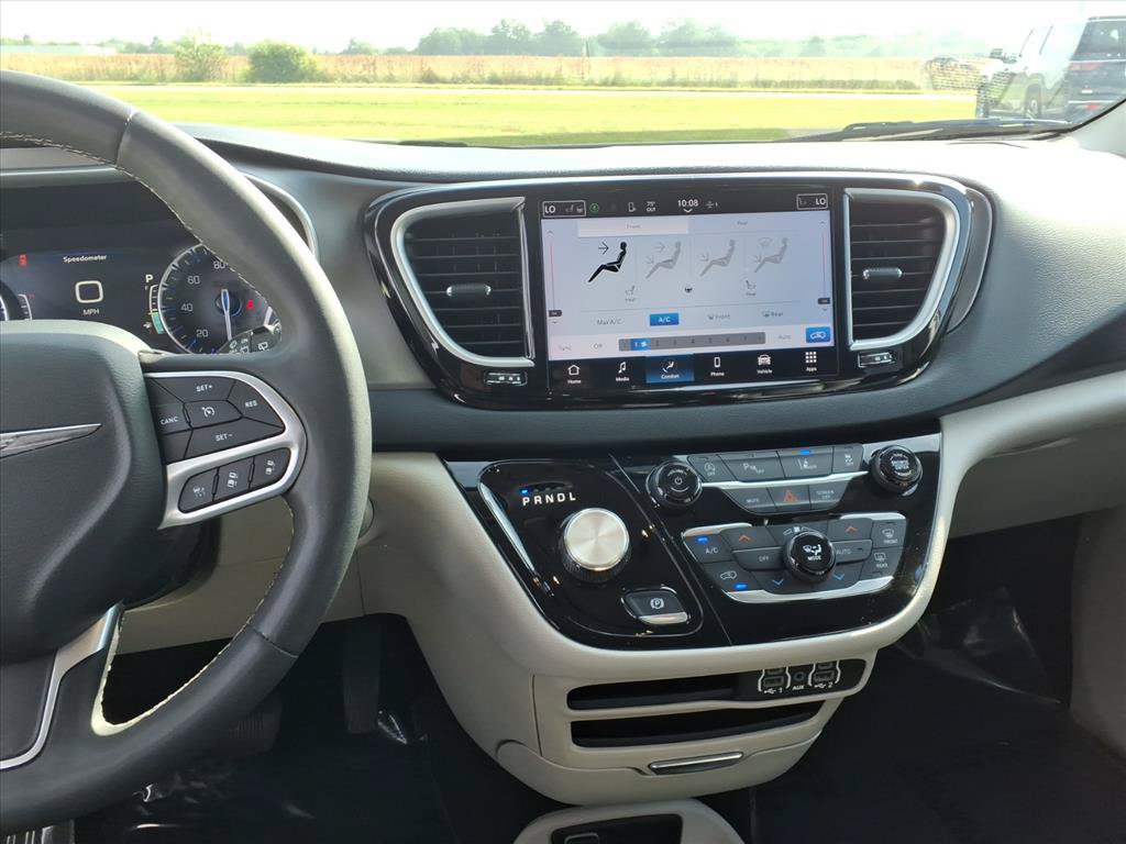 Used 2023 Chrysler Pacifica Touring-L FWD image 7