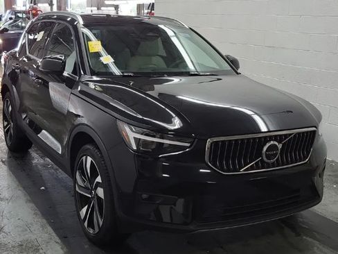 Used 2025 Volvo XC40 B5 Ultra AWD/4WD image 2