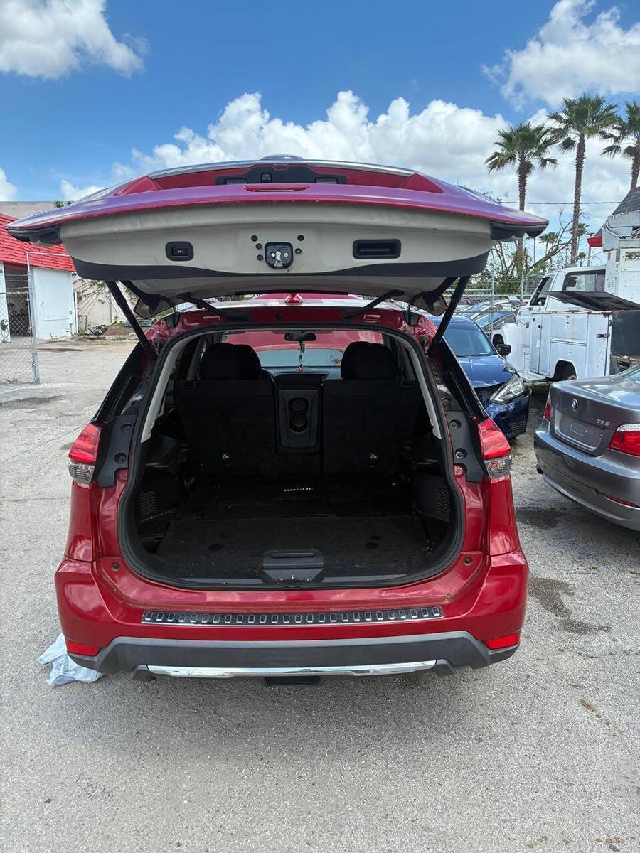 Used 2017 Nissan Rogue SV w/ Sun & Sound Touring Package FWD image 11