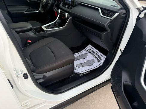 Used 2019 Toyota RAV4 LE image 14