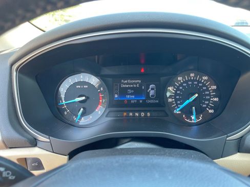 Used 2014 Ford Fusion SE w/ Equipment Group 202A FWD image 4