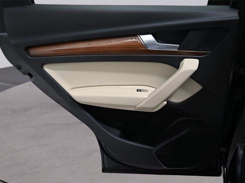 Used 2022 Audi Q5 e Premium image 12